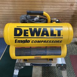DEWALT 4 Gallon Portable Air Compressor D55153