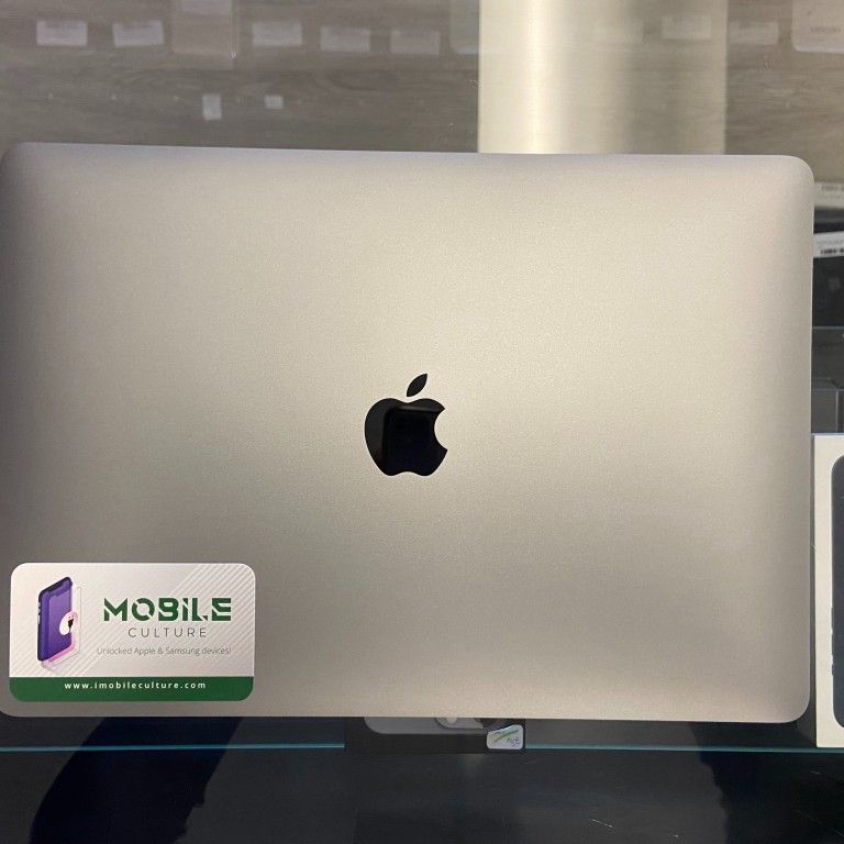 2020 Macbook Air 13" M1 8gb 256HD (Ask About Our Finance Options!!)