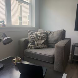 Oversized Lounge Chair / Loveseat Style – Clean & Comfortable