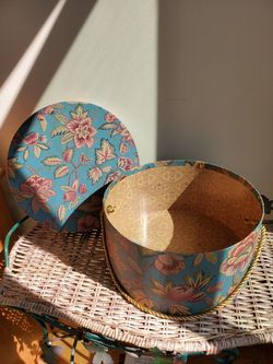 Vintage floral pattern hat/storage box