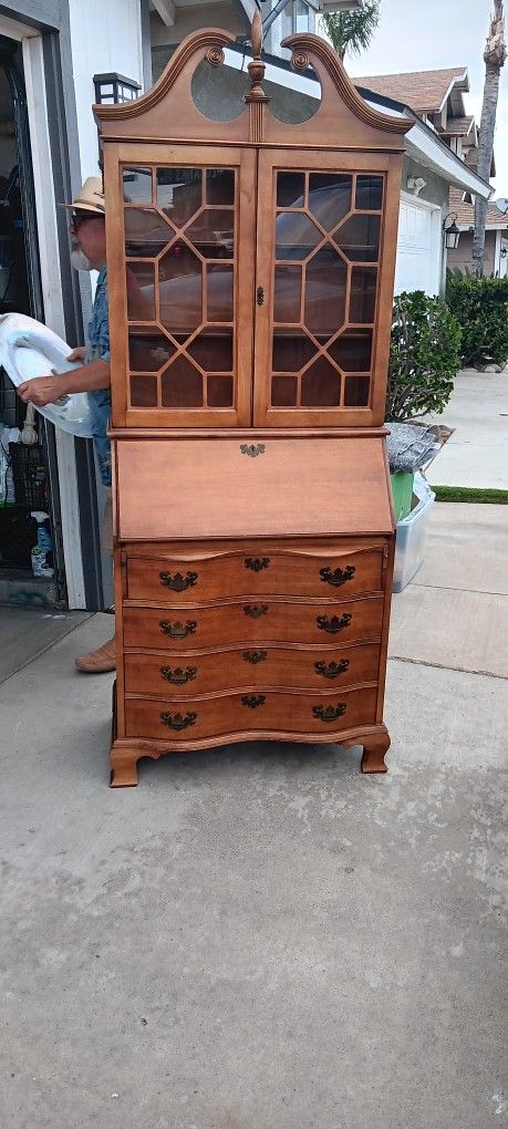 Very Nice Vintage Secretary Desk With Key.