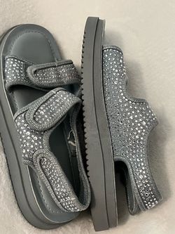 Girls sandal size : 4 $2