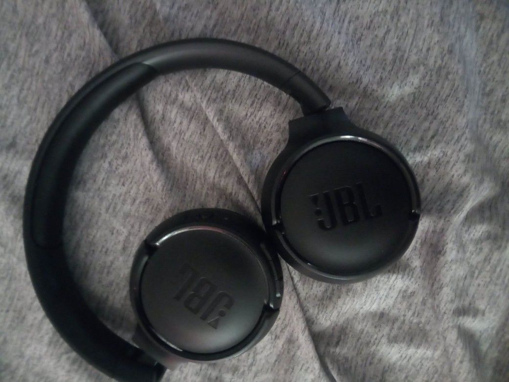 JBL Noise Cancelling Headphones, iPhone Earplugs,And iPhone 11case