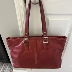 Coach Red Soho Hampton XL Tote 5246 Measures:18”W x 4.6”D Straps Drop 9.5” (Adjustable) Silver Hardware In Excellent Condition 