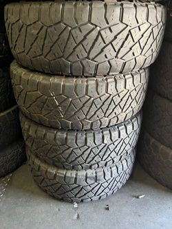 Vendo 285/70/R17 las 4 llantas Nitto por $200