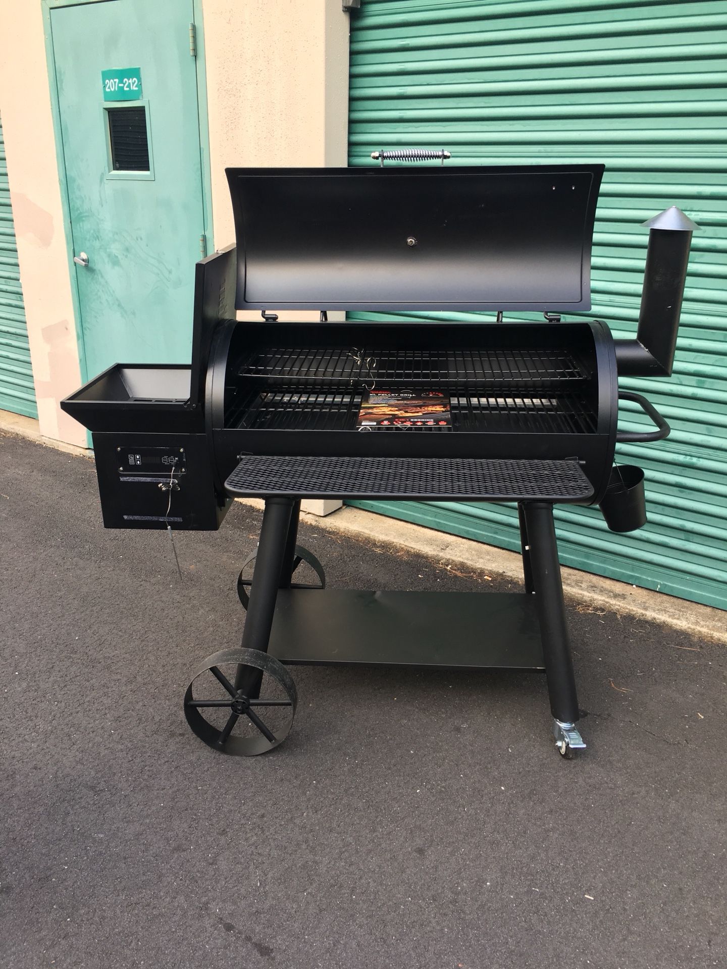 Triton outdoor gourmet pellet grill & smoker