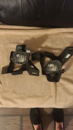 Brand new left and right fog lamps for 2000 monte carlo parts are all there ready to install