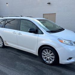 2011 TOYOTA SIENNA XLE 8-PASSENGER