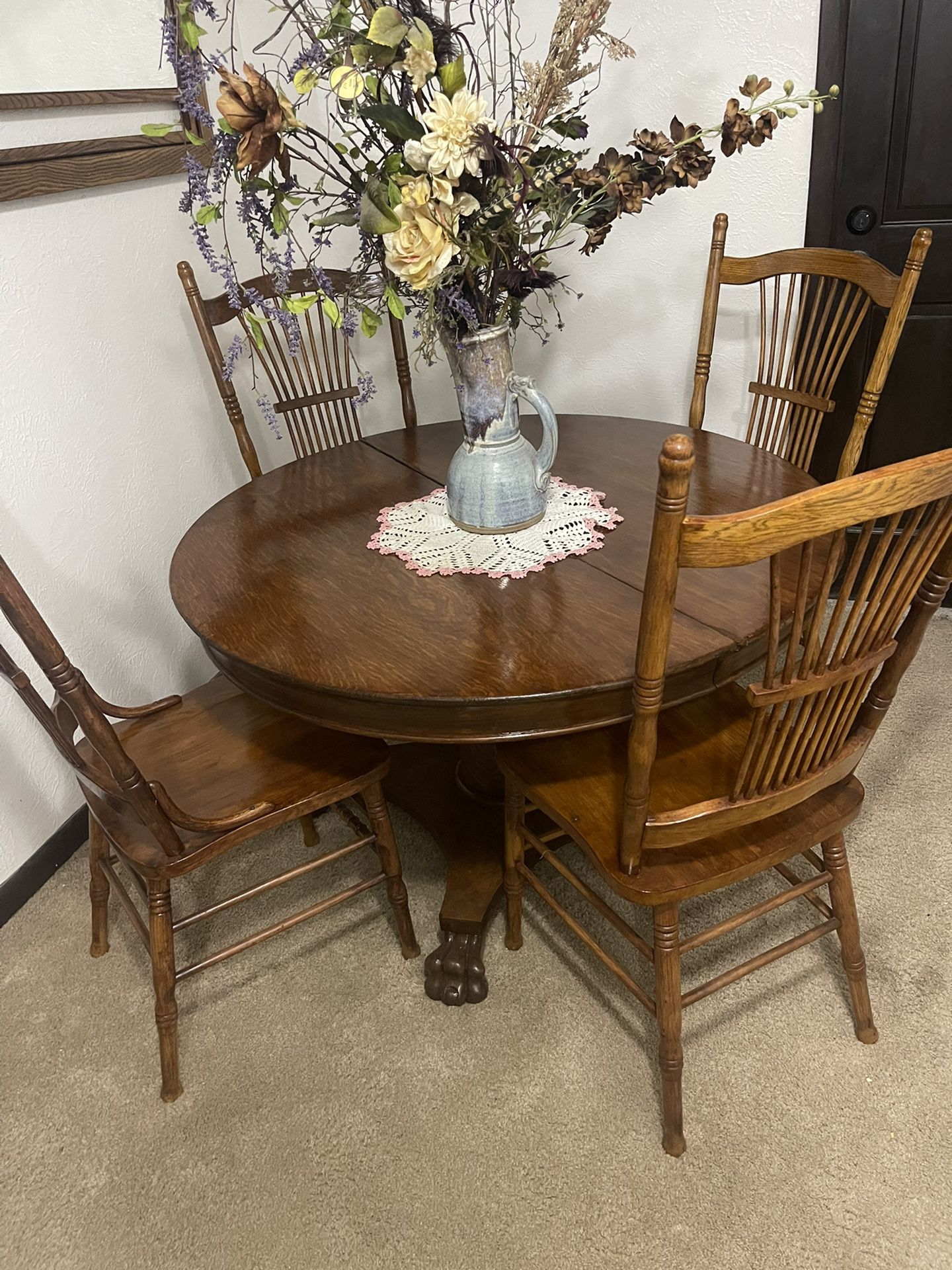 Vintage gorgeous oak table with four matching chairs