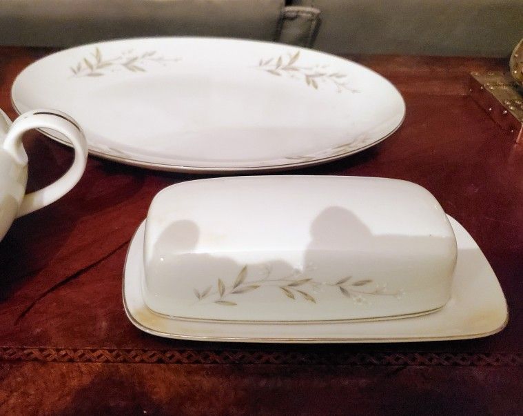 SAINT REGIS FINE CHINA 101 PIECES