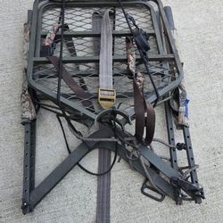 Climbing Tree Stand/Bow/Gun Retreiver