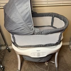 Graco Sense2Snooze Bassinet – Like New! Cry Detection, White Noise