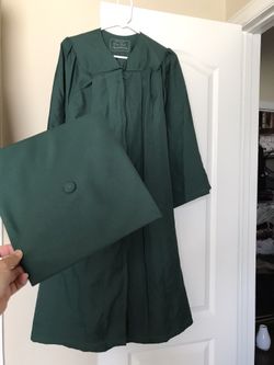 Graduation gown & cap worn once, no tassel cyfalls high