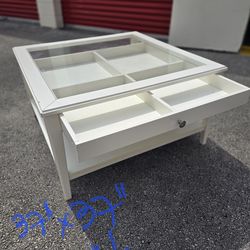 SE VENDE HERMOSA MESA DE CENTRO,  EXCELENTE MADERA Y TOP DE CRISTAL.