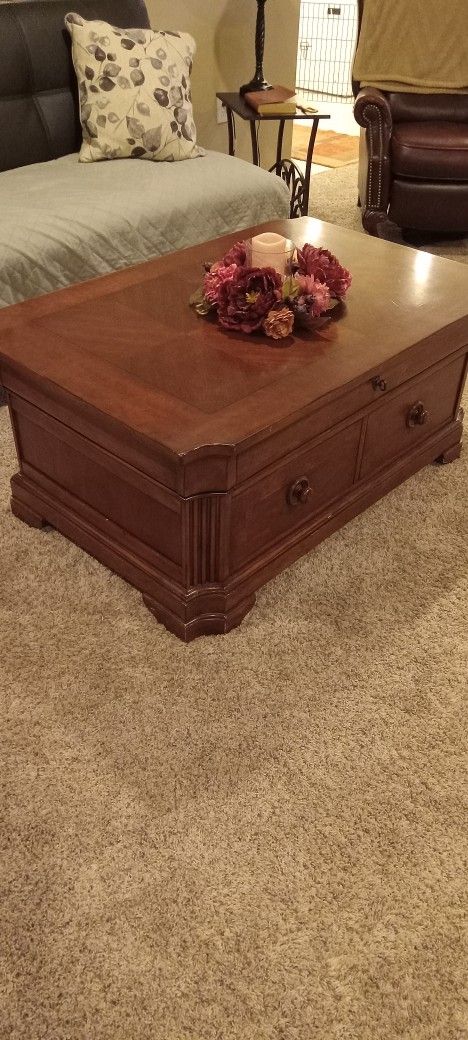 Cocktail / Coffee Table