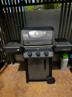 Napoleon Freestyle 3-Burner Gas Grill