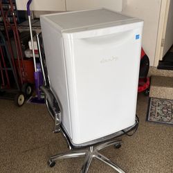Mini Fridge — Won’t Start, Likely Bad Starter Relay | AS-IS / Parts or Repair