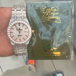 VVS AP COMES WITH BOX AND PAPERS