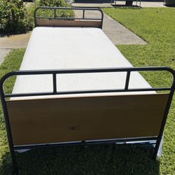 Nice Twin Bed With Good Memoryfoam Mattress