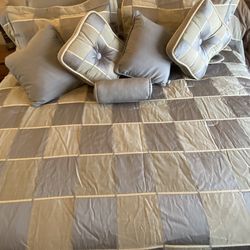 King size bedding 2 shams 7 matching pillows
