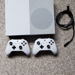 XBOX One S with 2 Controllers 