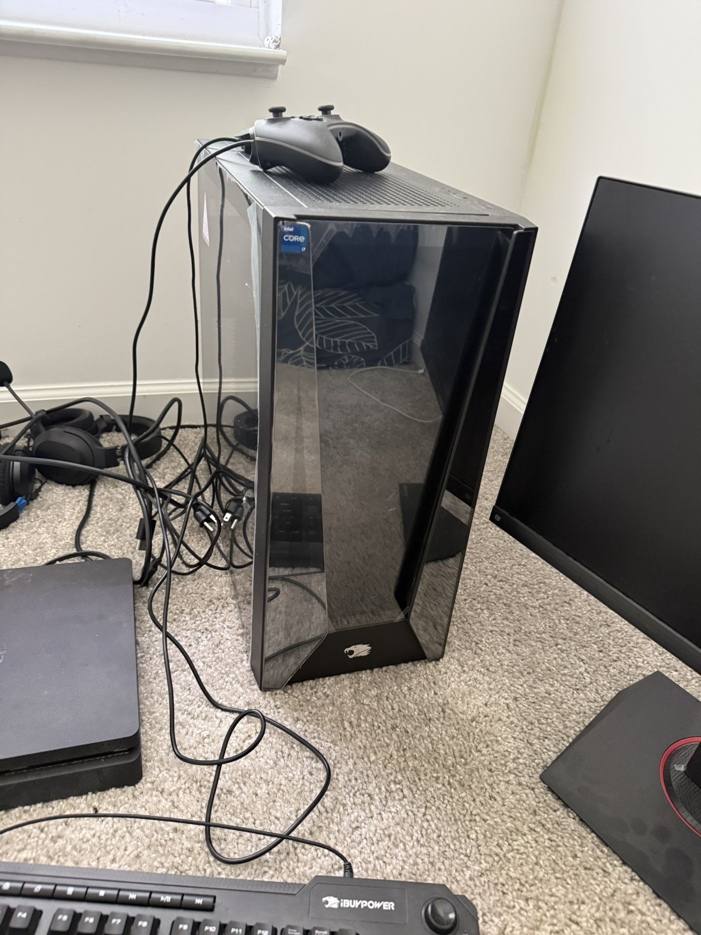 Computer PC, keyboard & mouse, gaming monitor, Xbox controller, turtle beaches headset all included