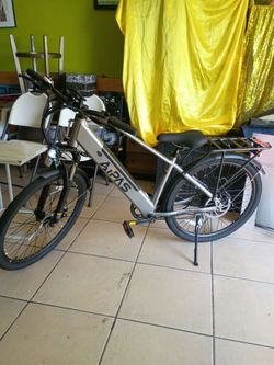 AiPas C2 EXPRESS 26" 750 WATTS WITH CARGO RACK TOP SPEED 28MPH-RANGE 68 MILES FRONT SUSPENSION
Aipas C2 Xpress Electric Bike, featuring a sleek silver