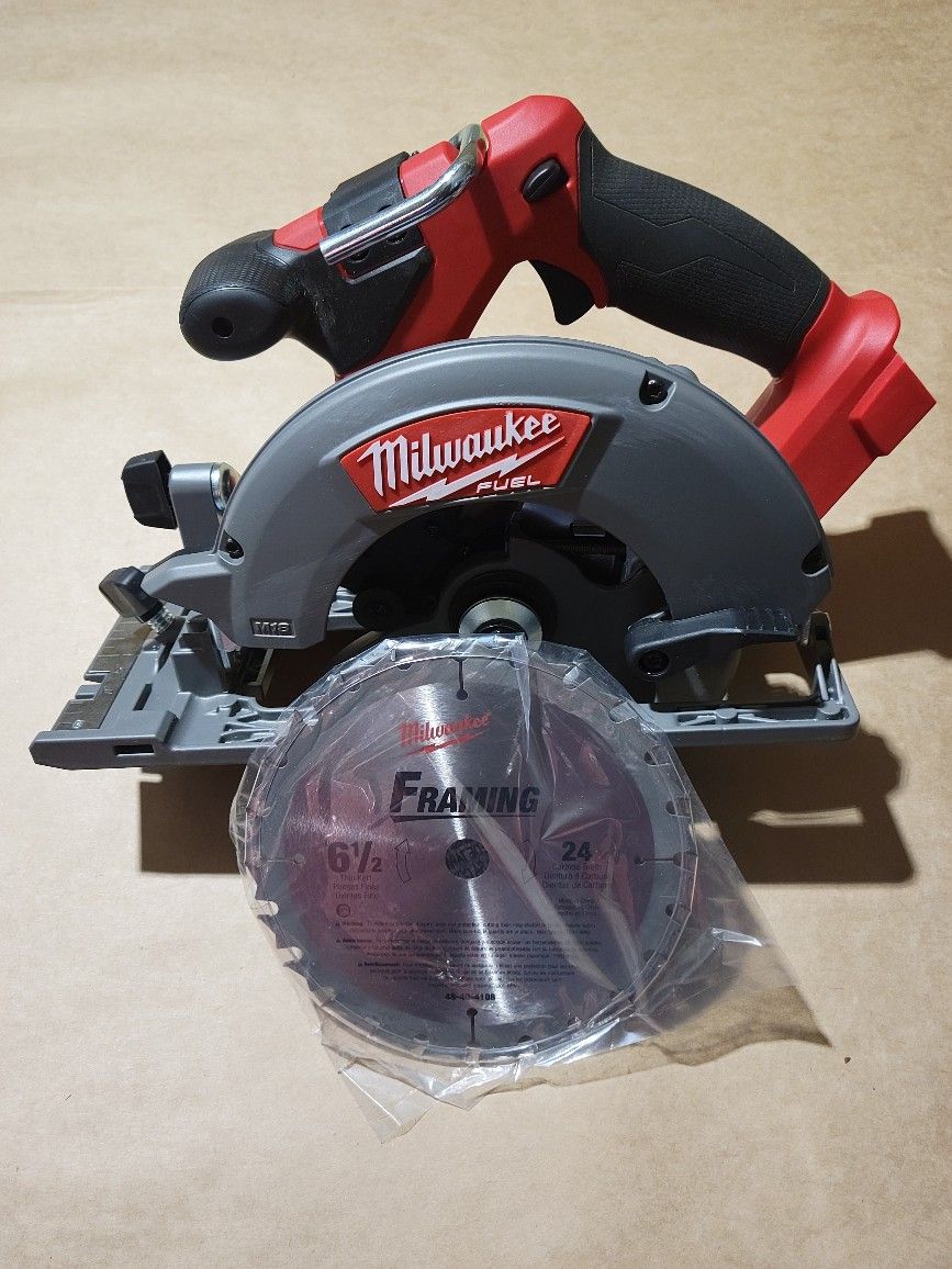 Milwaukee
M18 FUEL 18V Lithium-Ion Brushless Cordless 6-1/2 in. Circular Saw (Tool-Only)