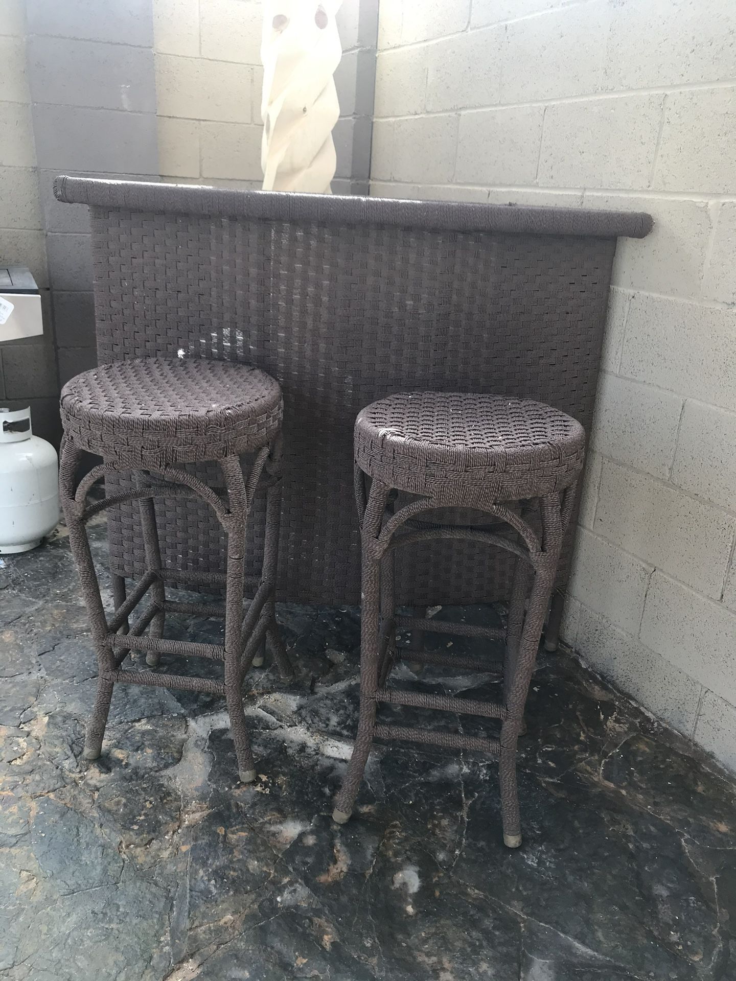 BAR WITH STOOLS $300