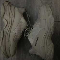 BALENCIAGA TRIPLE S SNEAKER IN BEIGE