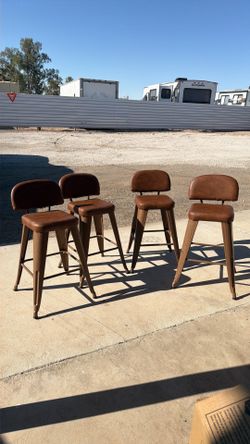 4 brand new bar stools