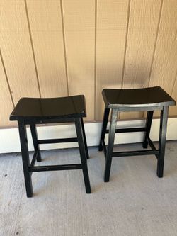 2 bar stools