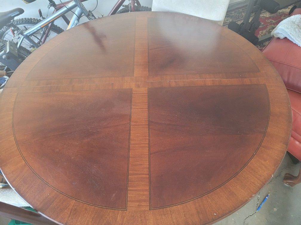 Round dining table with 4 chairs 