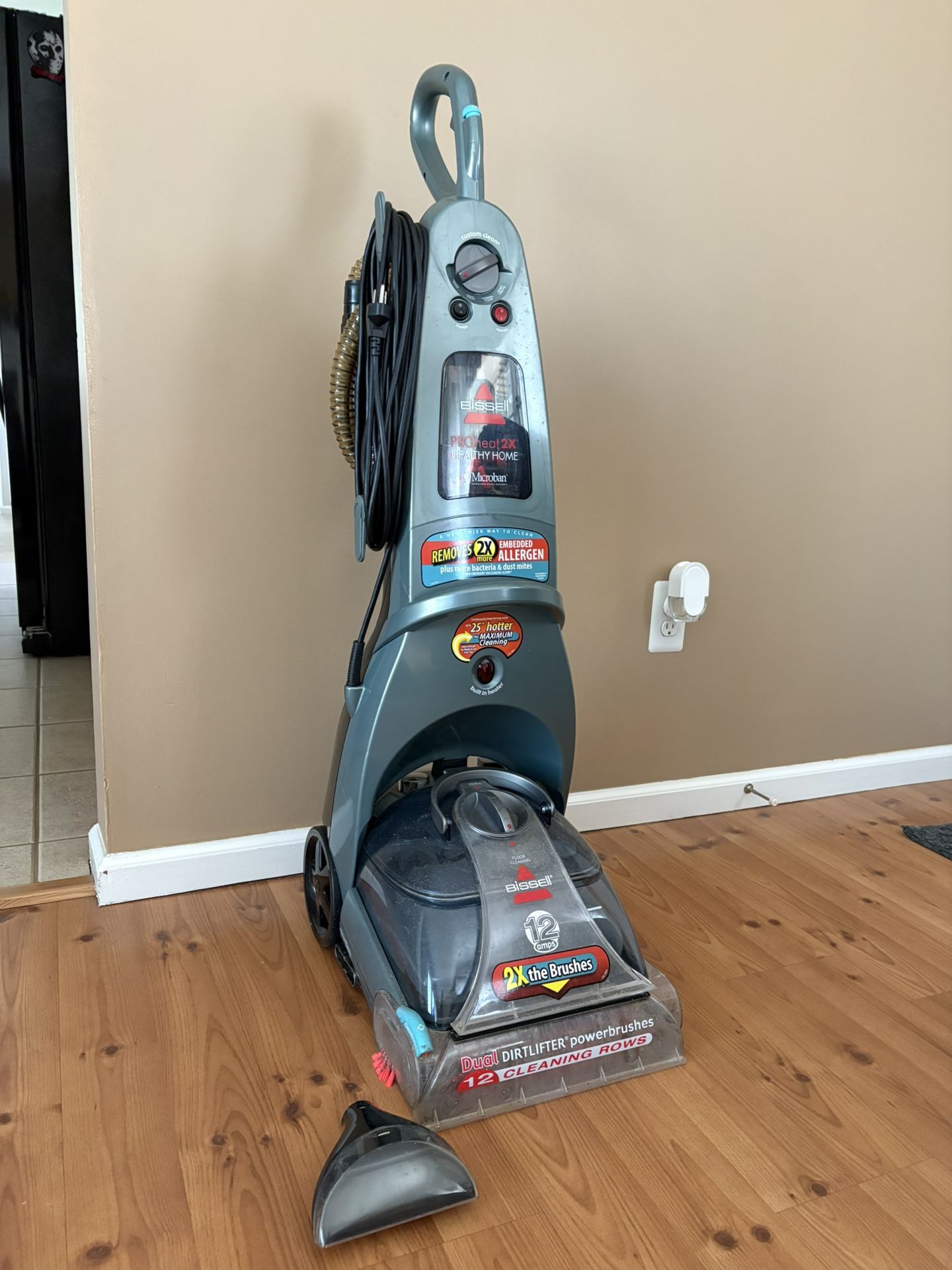 Bissell Proheat Carpet Cleaner w/attachment