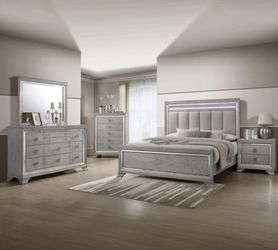 ✨ Elegant Queen Bedroom Set w/ Lighted Headboard – Like New ✨