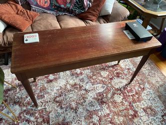 Piano chair with hinges and storage