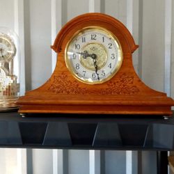 Vintage Oak Mantle Clock 
