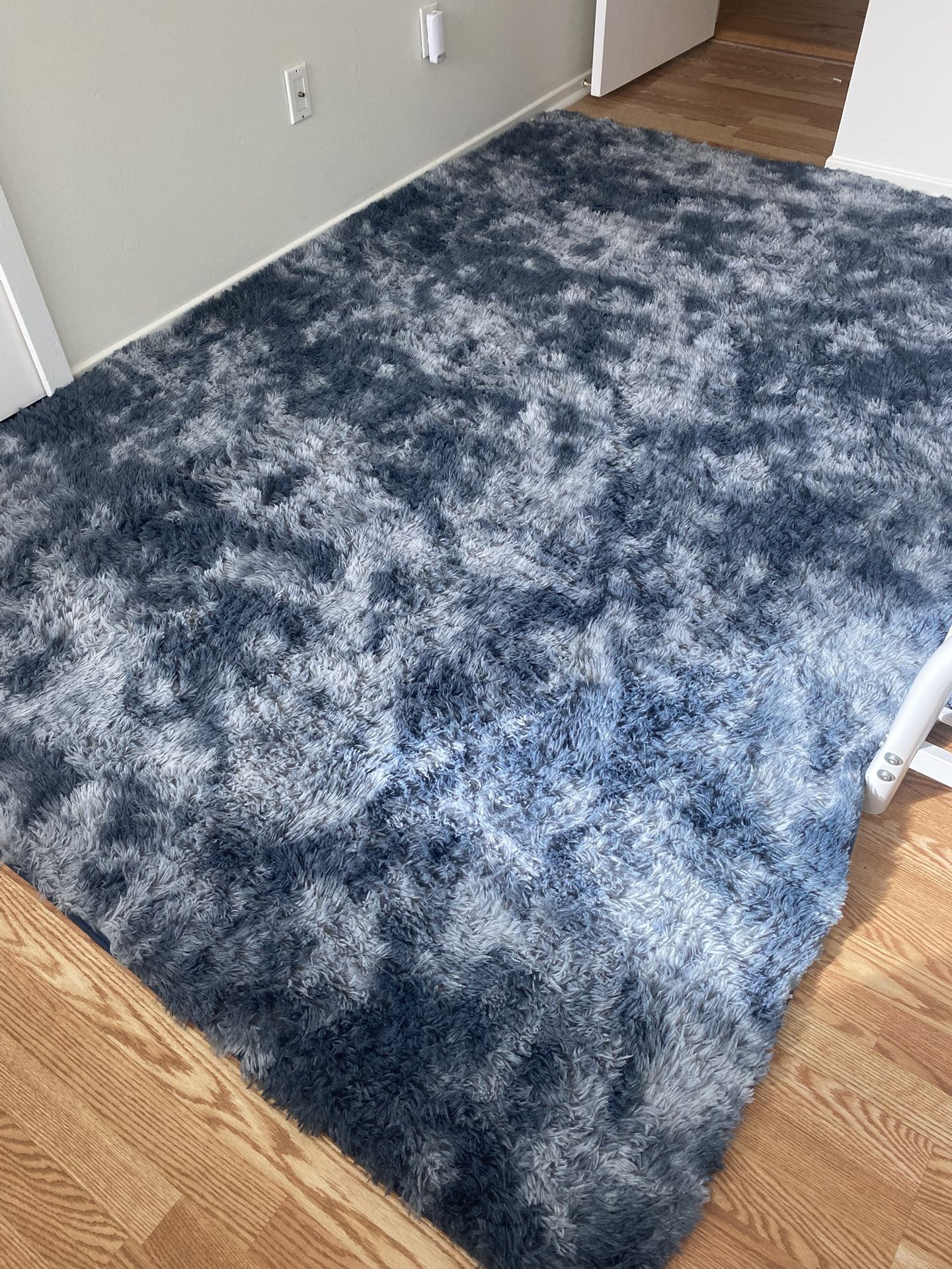 Like NEW 6 X 9 Super Soft Shag Tie Dye Rug