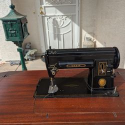 Singer Sewing Machine With Cabinet 
