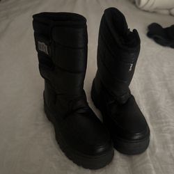 Snow boots