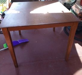 Table w/ chairs