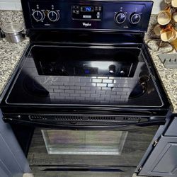 Like new!! Whirlpool electric stove, excellent condition, works perfectly, 30 inches wide, 220V. You can see it plugged in and working. Delivery avail
