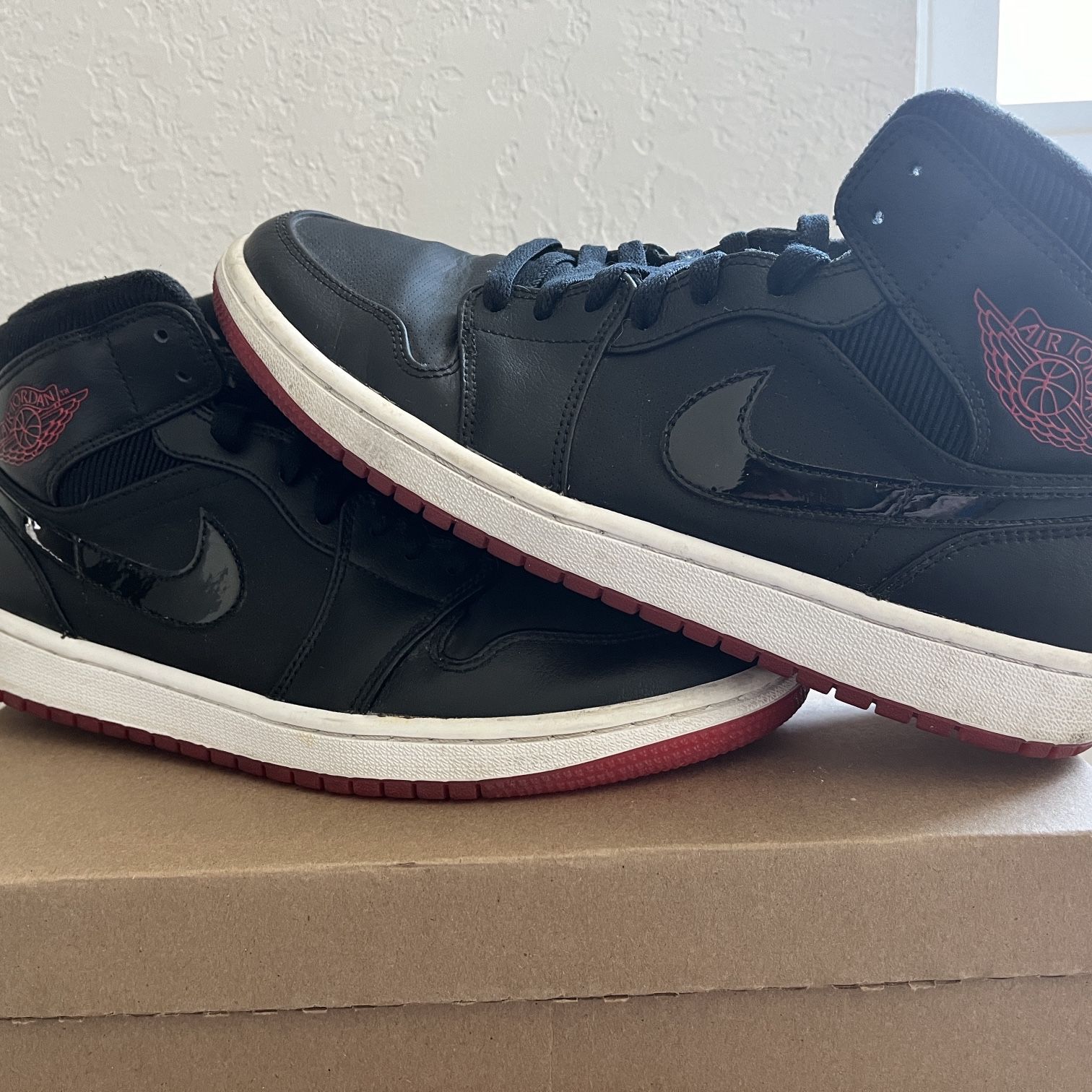 Air Jordan 1 Retro Mid Black University Red