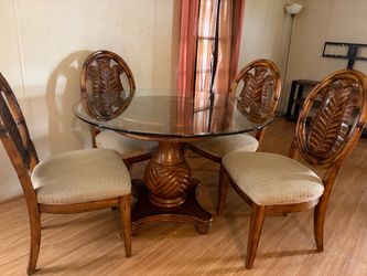 Dining table set .  Comedor de 4 sillas