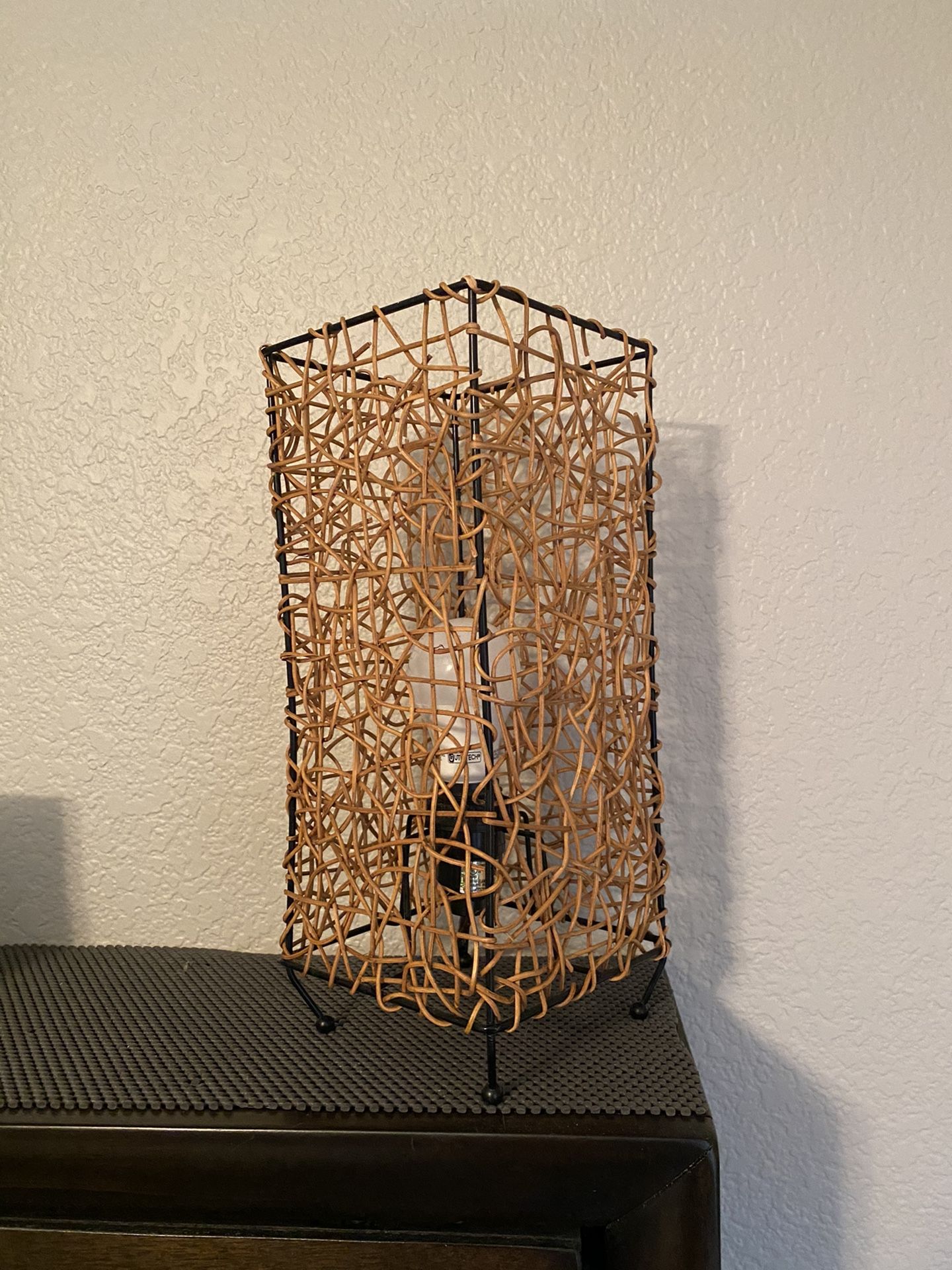 Wicker 12in lamp