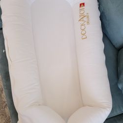 DOCKATOT DELUXE baby lounger and docking station 