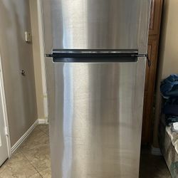 Whirlpool 18 Cu Ft Top Freezer In Stainless Steel