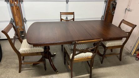 Duncan Phyfe Style Mahogany Dining Table & 4 chairs