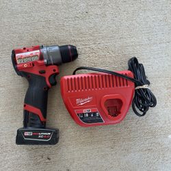 Milwaukee 3404-20 is the M12 FUEL 1/2-Inch Hammer Drill/Driver (Generation 3, W/ battery , like new , como Nuevo !