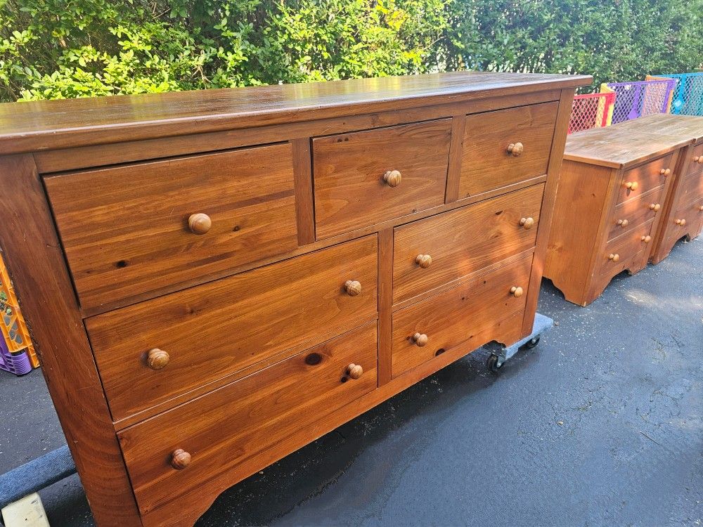 Used Broyhill Dresser, 2 nightstands & Mirror